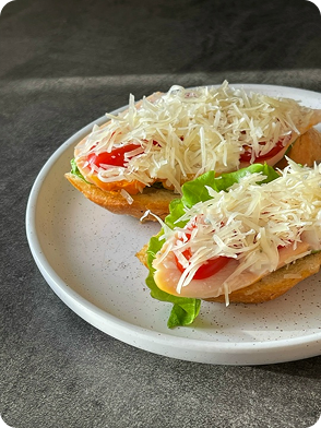 Брускетта цезарь с курицей