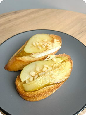 Брускетта с камамбером  и грушей