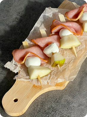 Канапе с балыком, грушей и моцареллой