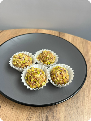 Сырные шарики с вяленой клюквой и фисташкой